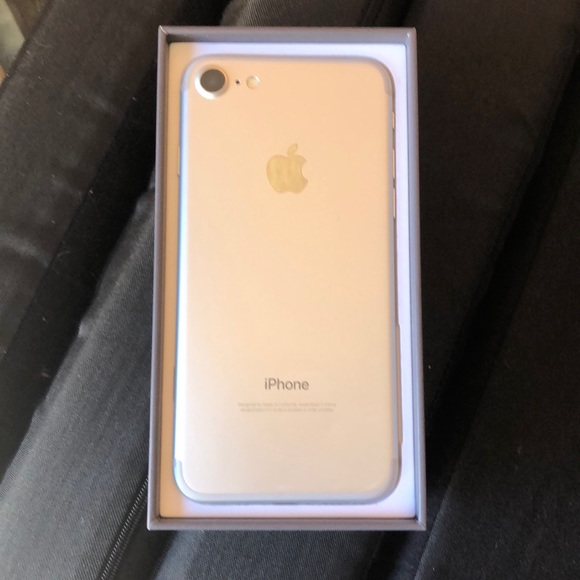 Silver Apple IPhone 7 - Picture 3 of 4